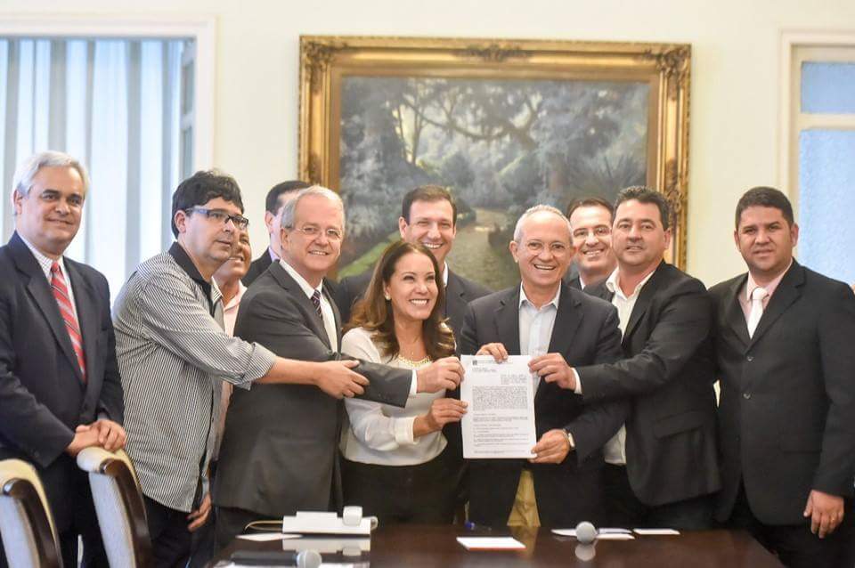 Presidente da Câmara e Vereadores participam da assinatura do convênio para construção de Praça Saudável no bairro Elias Bragatto.